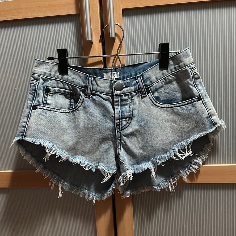 Tobi Jeans Shorty Shorts Size 26 Light Denim cutoff shorts